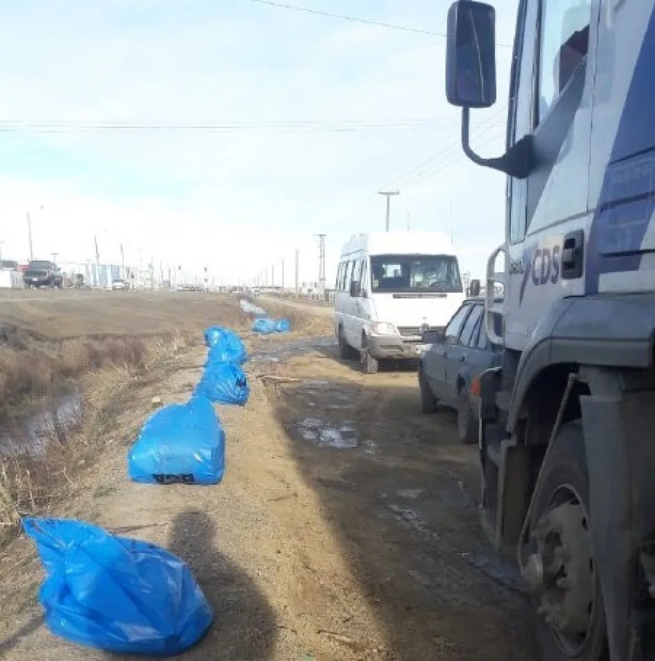 Importante operativo de limpieza en el desagüe aledaño a la ruta N°3