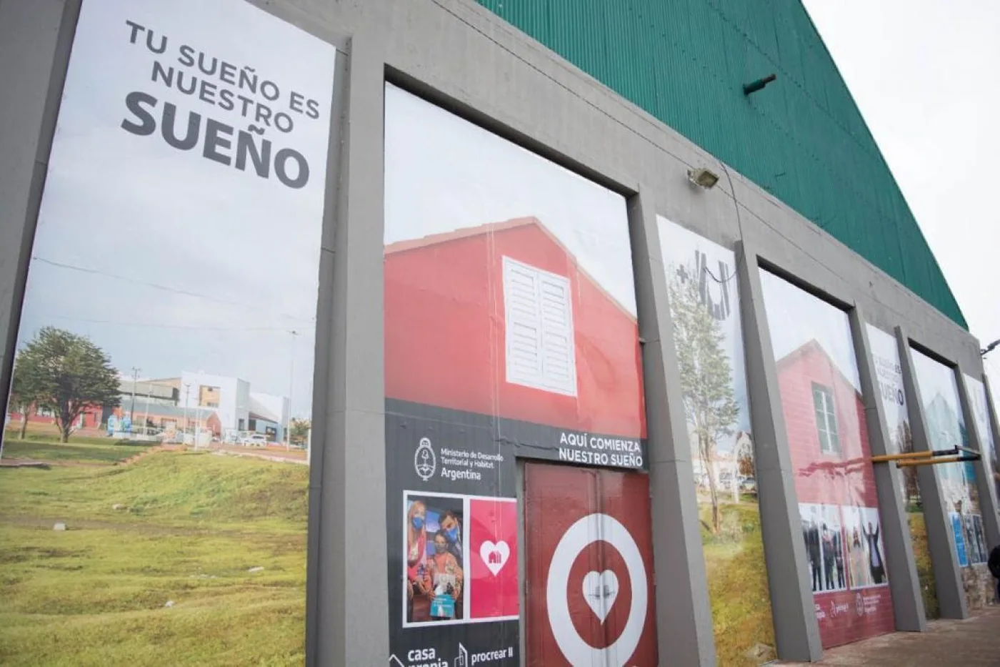 El equipo de la subsecretaría de Desarrollo Económico de la Municipalidad de Ushuaia, está presente con la tarjeta +U en el espacio creado en Cancha 4