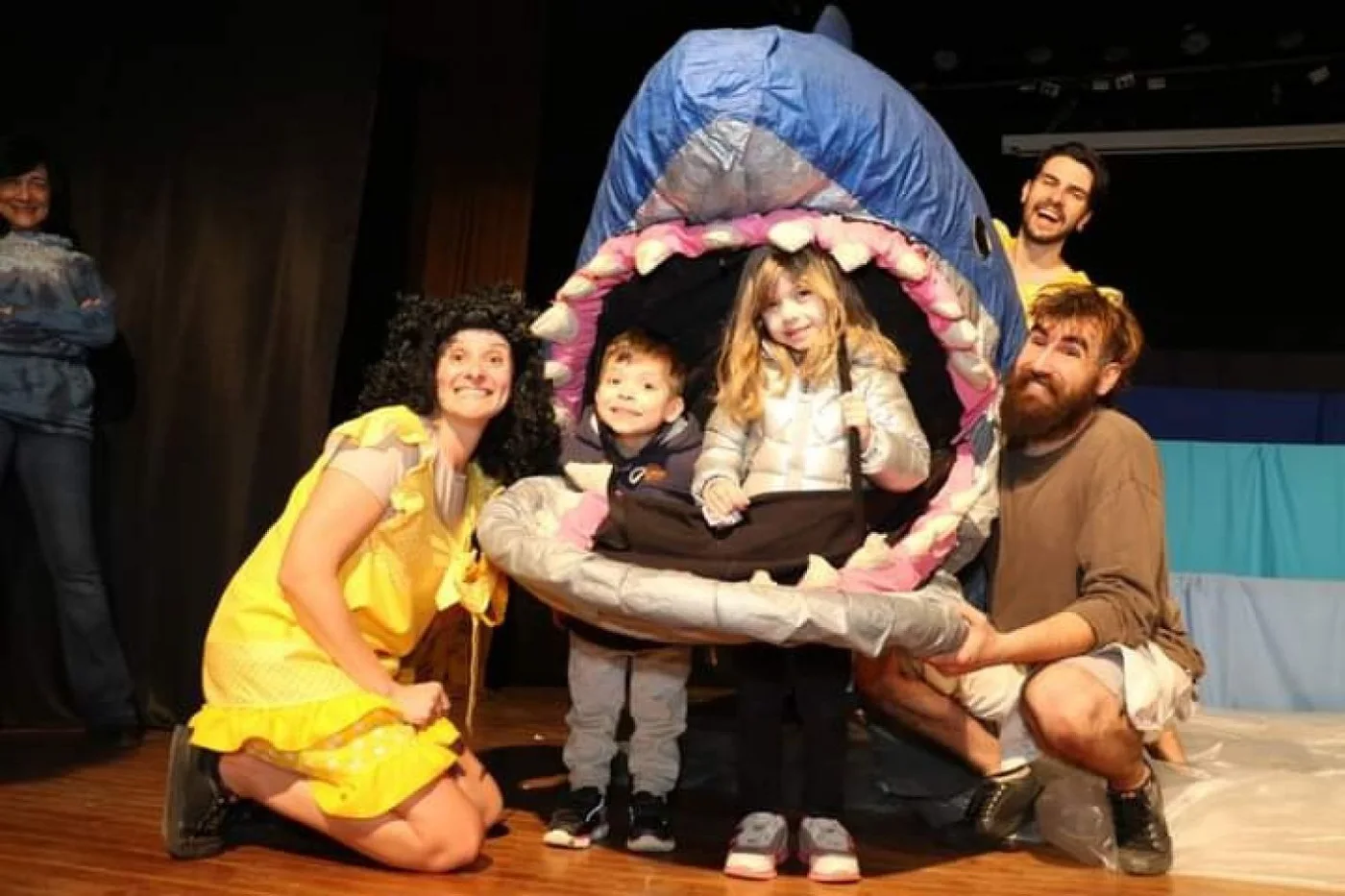 Más de 2000 niños disfrutaron de la obra "Tiburon XXL"