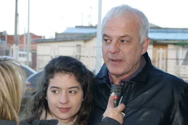 Gustavo Longhi, acompañado por su hija menor que votó por primera vez.