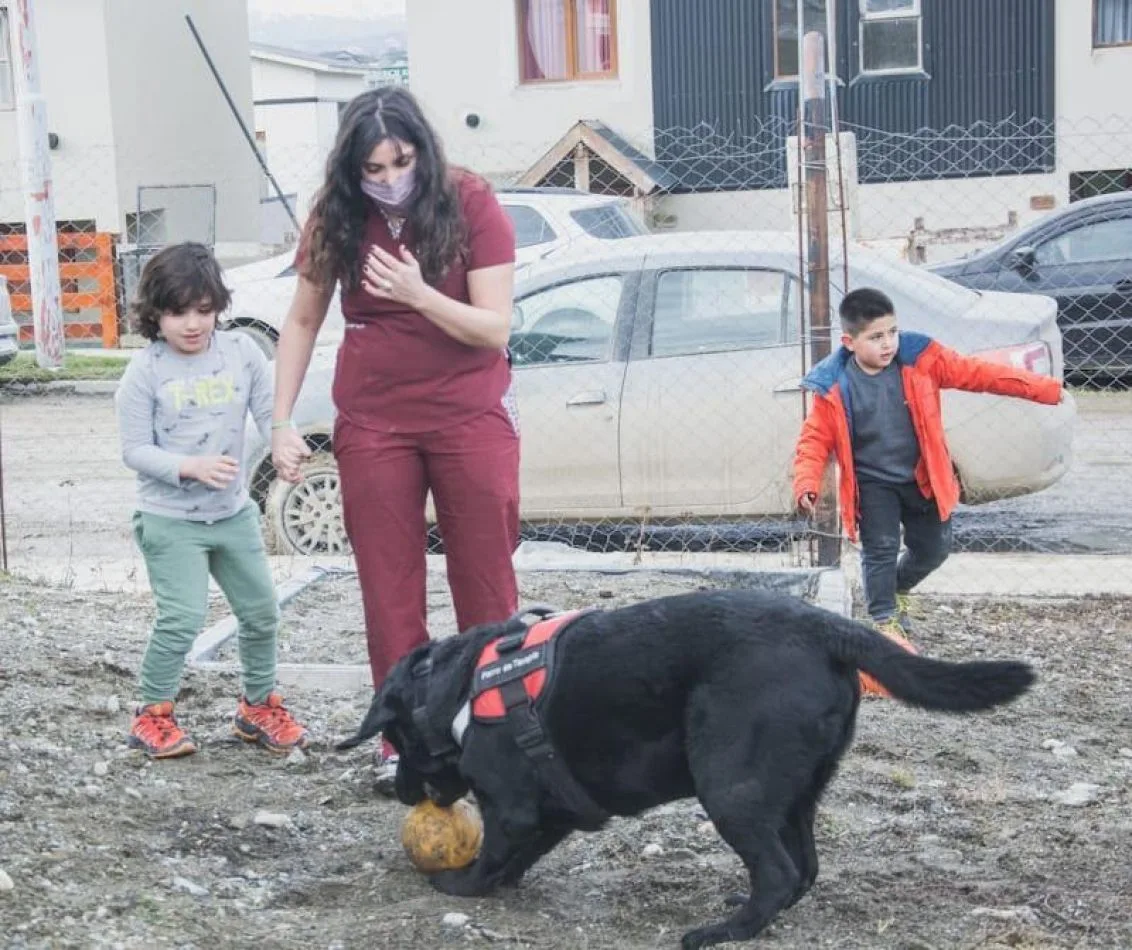 Municipio de Ushuaia entregó juguetes a niños que asisten a la Terapia Asistida con Perros