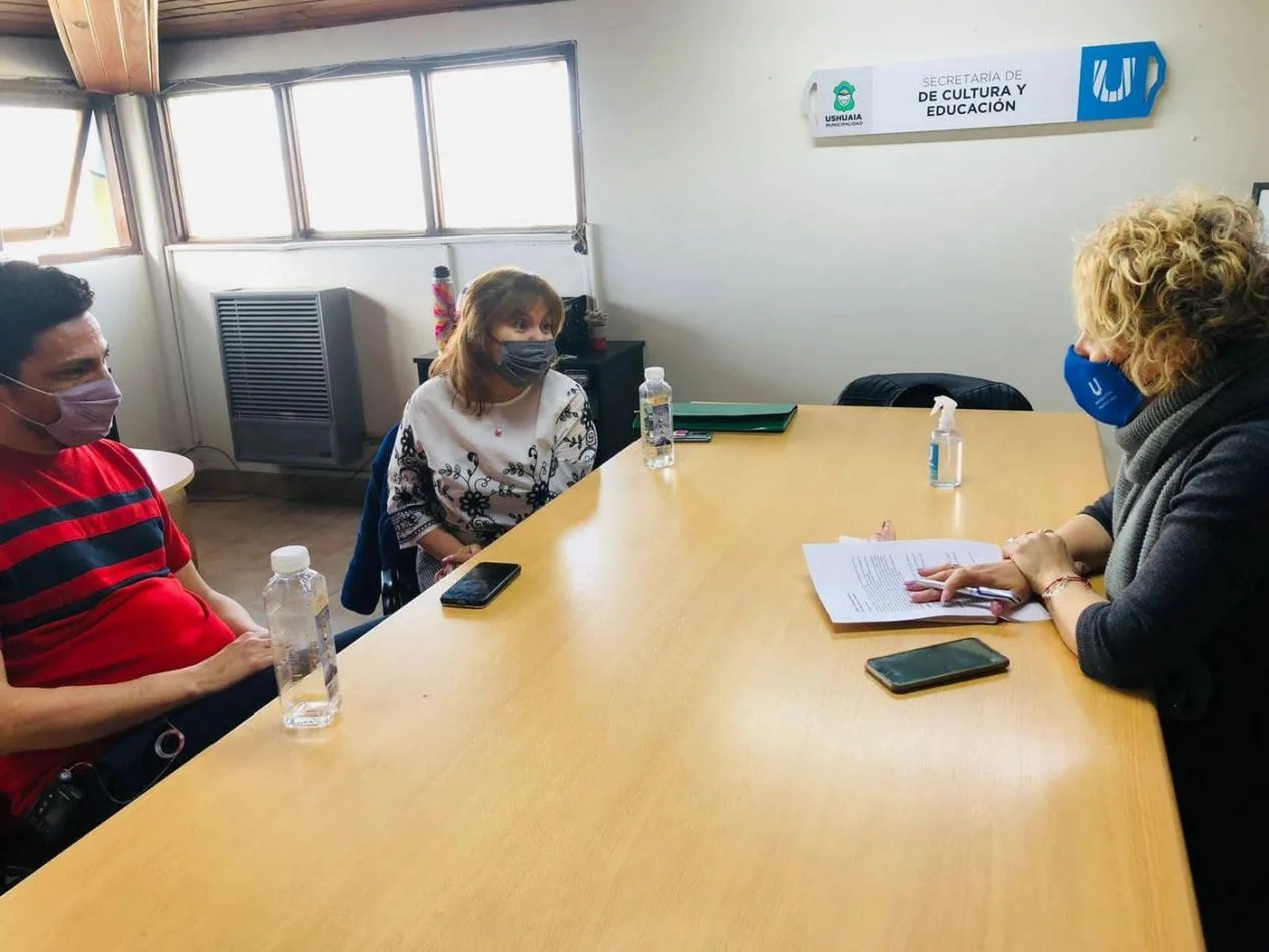 La secretaria de Cultura y Educación de la Municipalidad de Ushuaia, María José Calderón, se reunió con Gonzalo Zárate y y Nair Gonzáles .