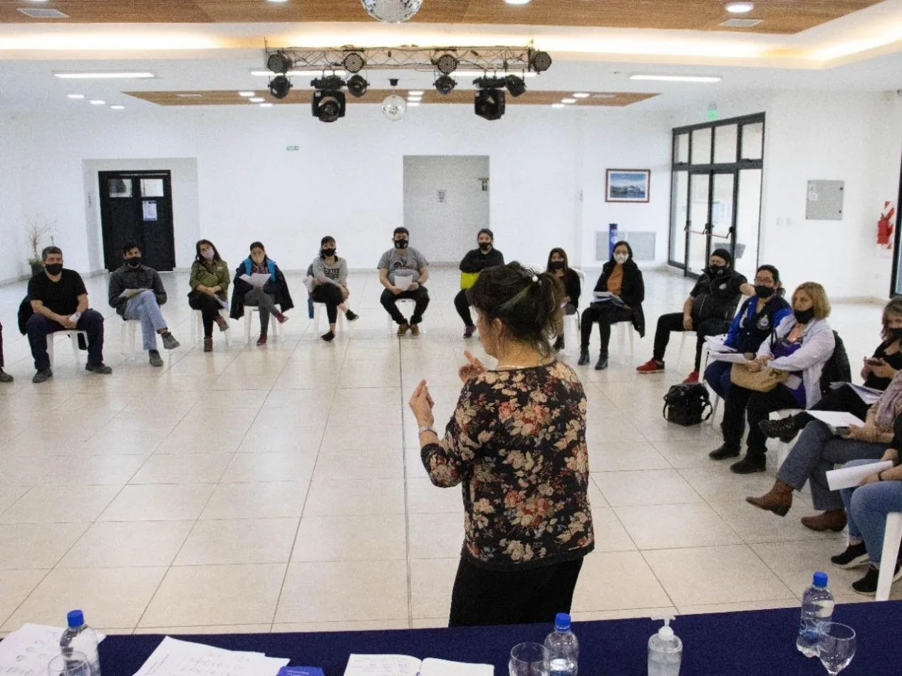 La Secretaria de Cultura y Educación de la Municipalidad de Ushuaia, María José Calderón realizó la apertura del curso de lengua de señas.