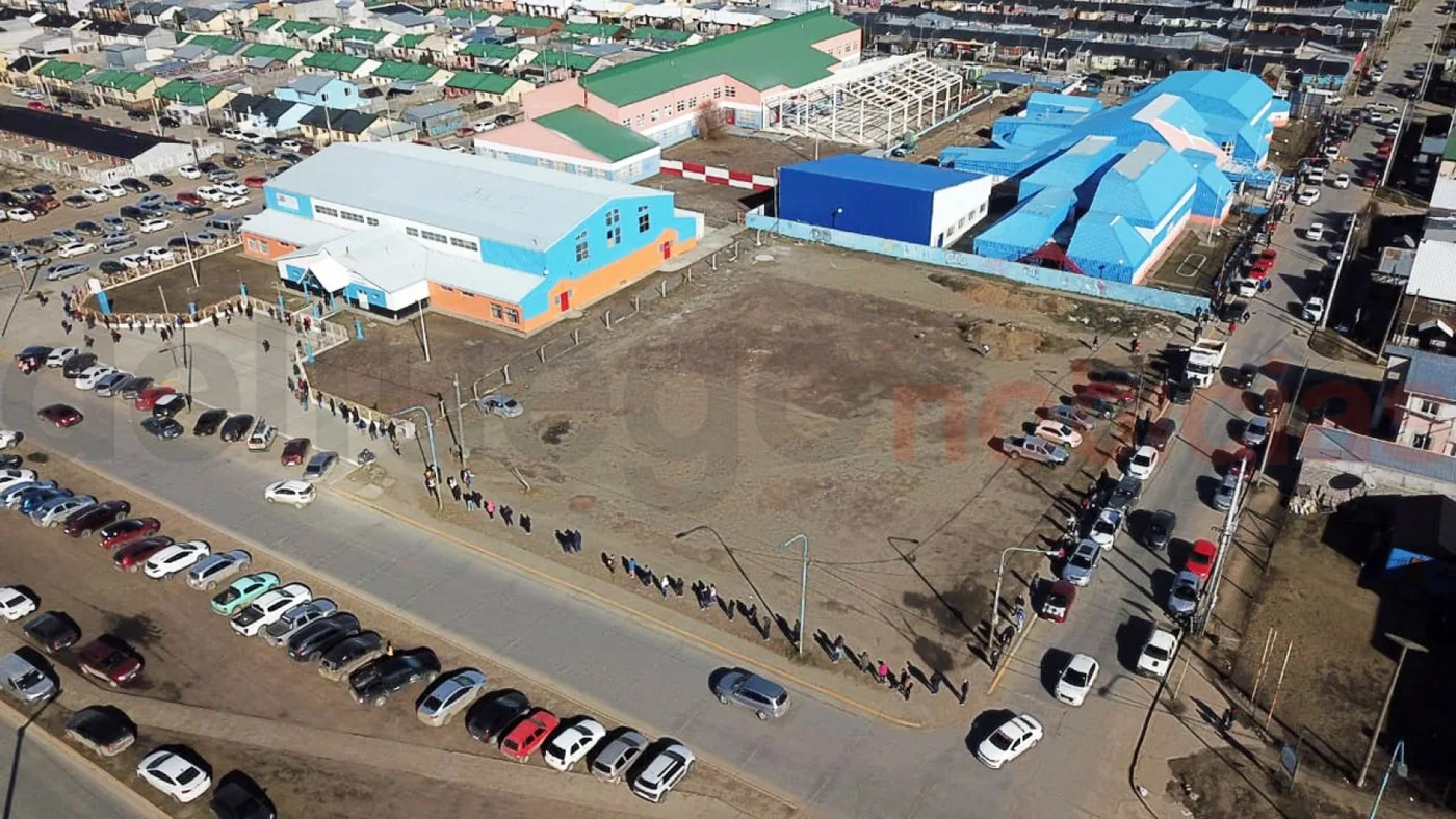 Cientos de personas hicieron fila para vacunarse