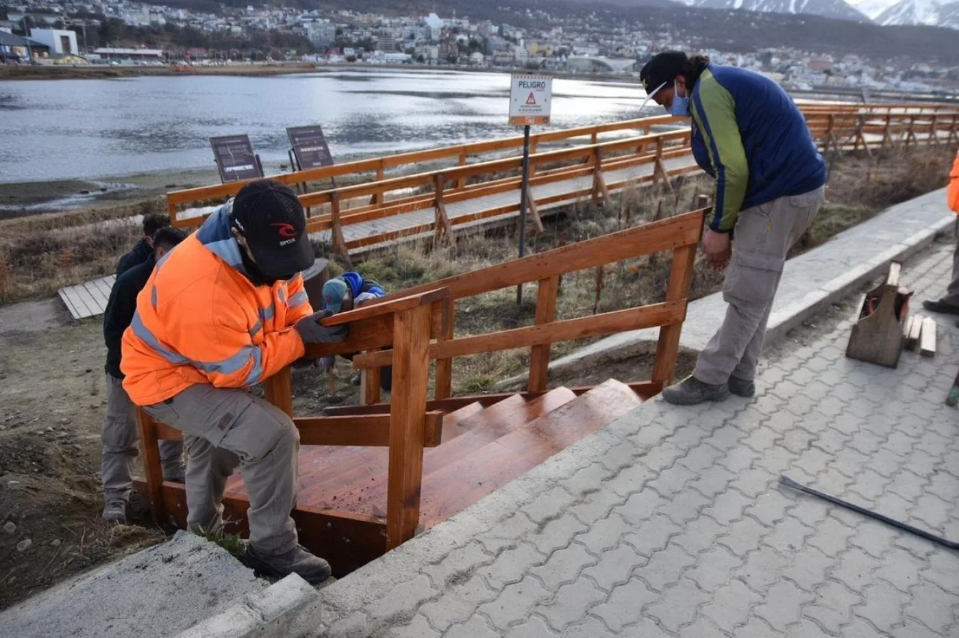 Municipio de Ushuaia colocó escaleras en la Reserva de Bahía Encerrada