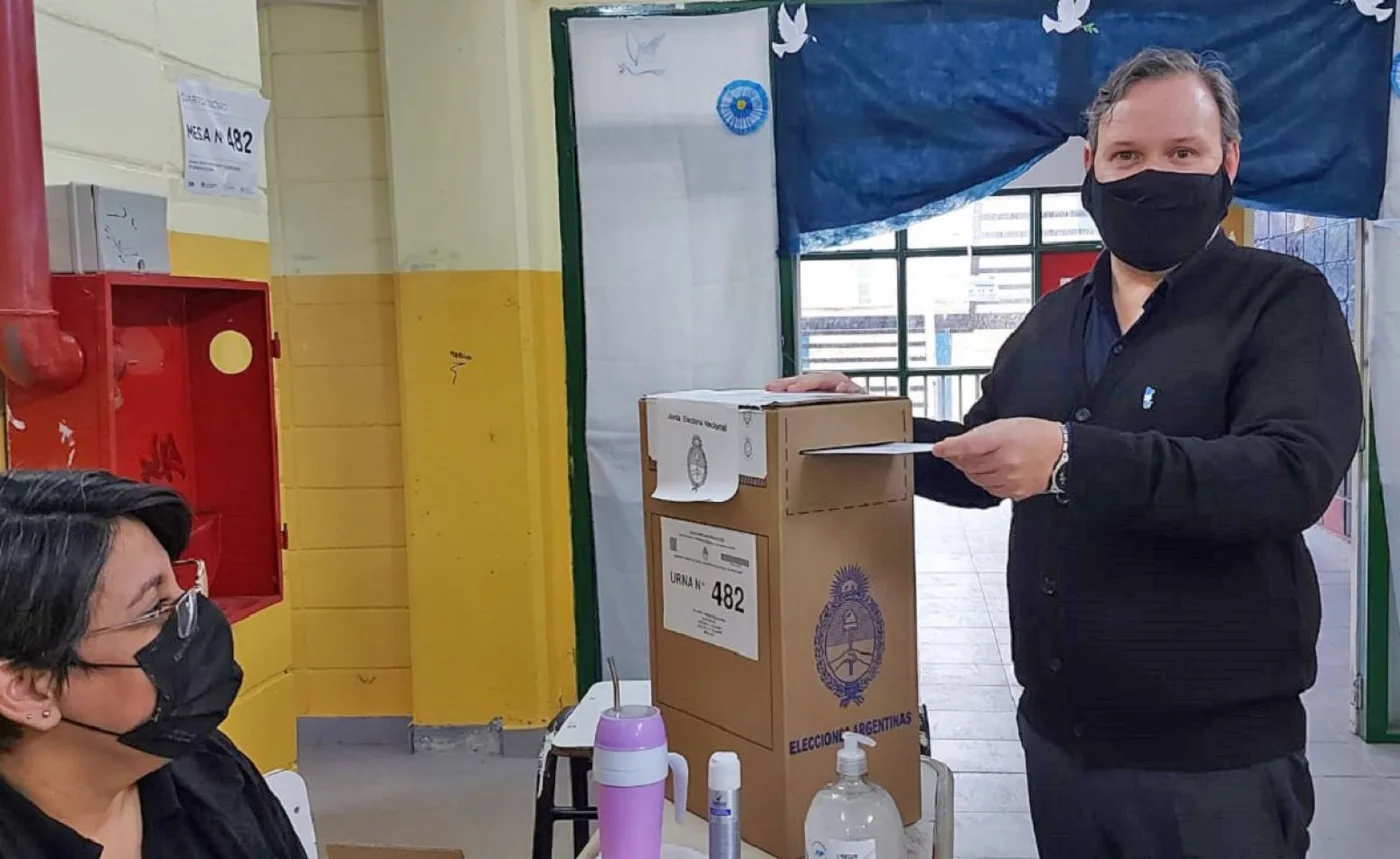 Norberto Dávila votó en el colegio Trejo Noel.