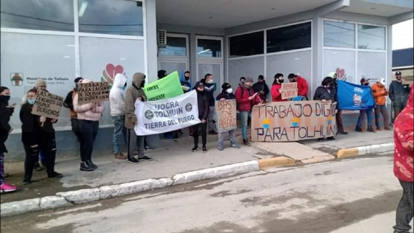 Trabajadores de la construcción y vecinos reclamaron por mano de obra local en el Municipio de Tolhuin.