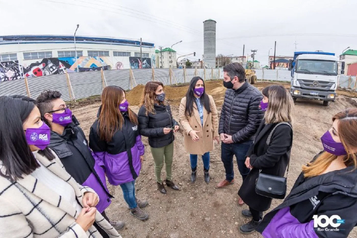El Intendente Martín Perez, junto acompañado por las secretarias de la Mujer, Género y Diversidad.
