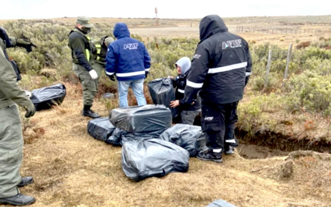 Los paquetes estaban escondidos en una zanja cerca de la frontera.
