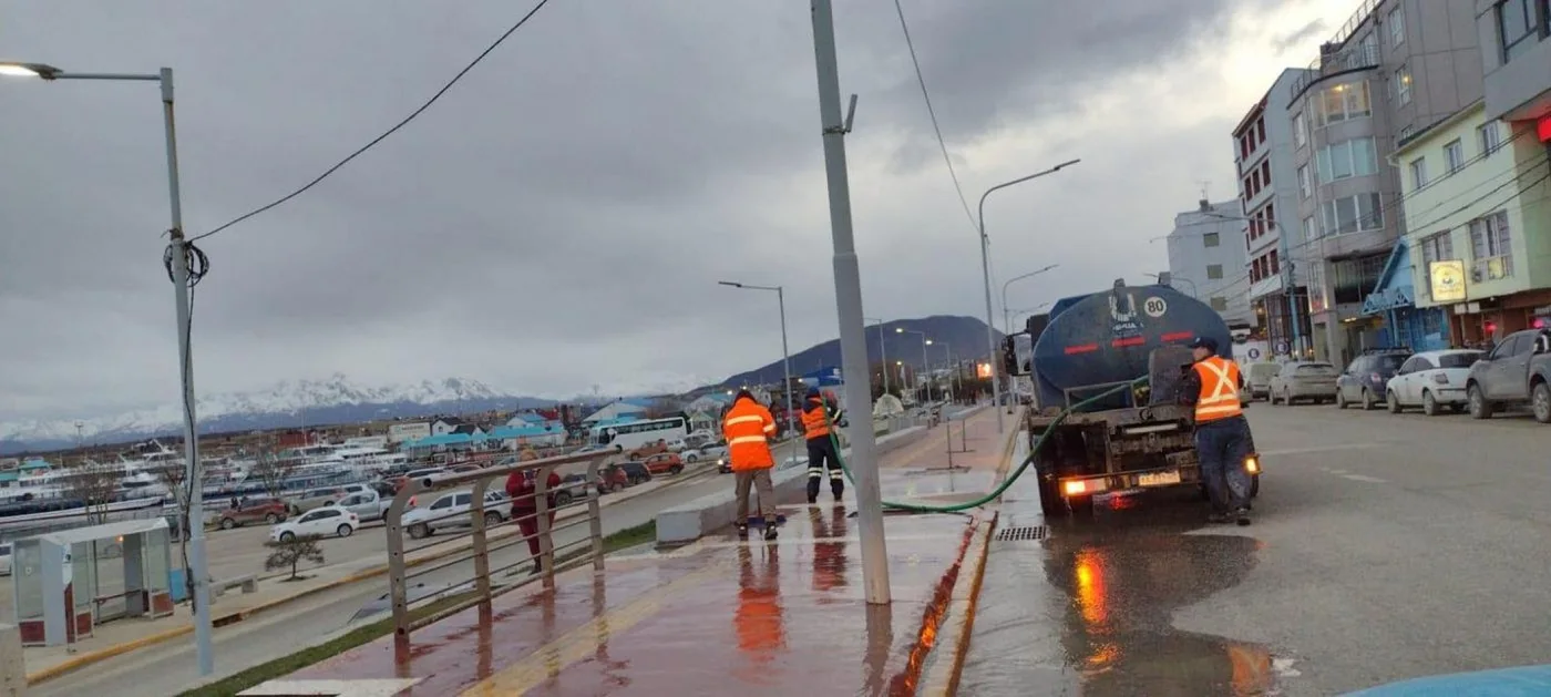 Municipio de Ushuaia inició los trabajos de lavado de veredas en el corredor céntrico