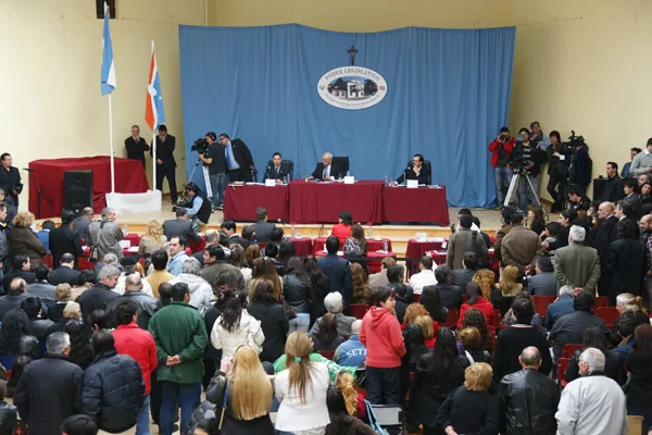 Con mucho público, la Legislatura sesionó en Tolhuin y convirtió a la localidad en ciudad.