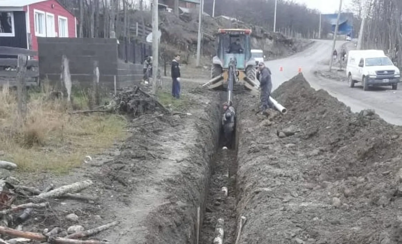 Con un presupuesto que alcanza los $55.278.395, la DPOSS llama a licitar la obra de redes de agua y cloaca del B° Altos de la Montaña en Tolhuin.