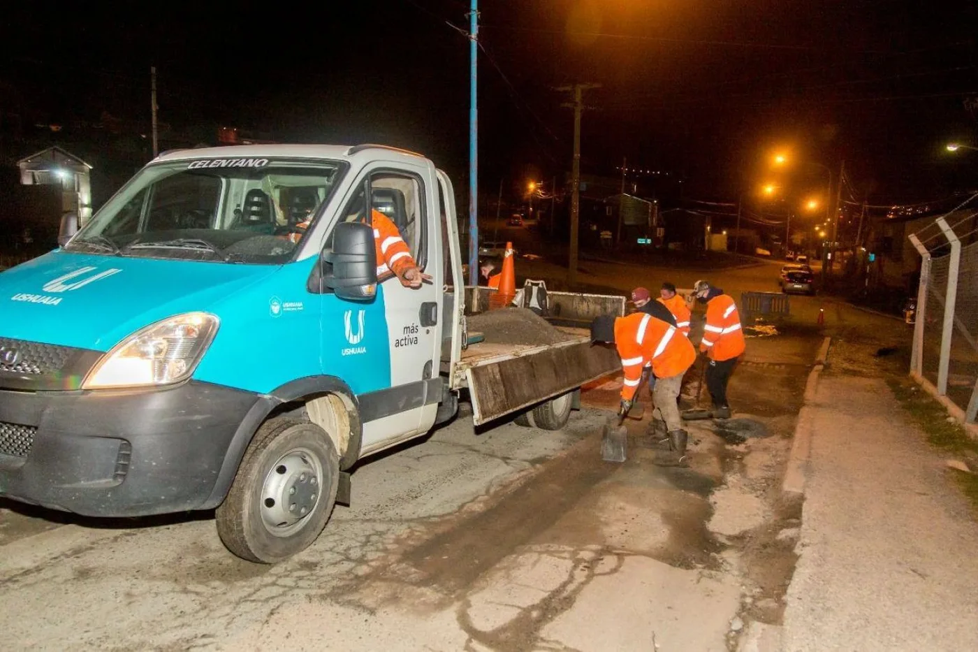 Municipio de Ushuaia realizó trabajos de bacheo en horarios nocturnos