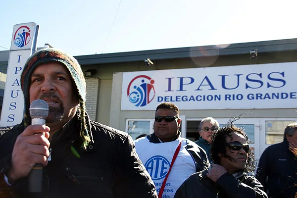 Marcelo Córdoba, durante su aolución en el acceso al edificio del IPAUSS.