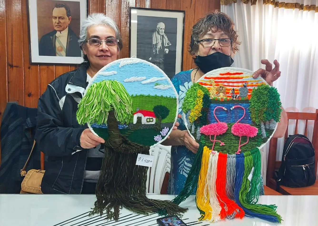 Nidia Fernández y Justina Saucedo, dos de las artesanas que estarán presentes en la feria que se realizará el domingo en el Comité de la UCR.