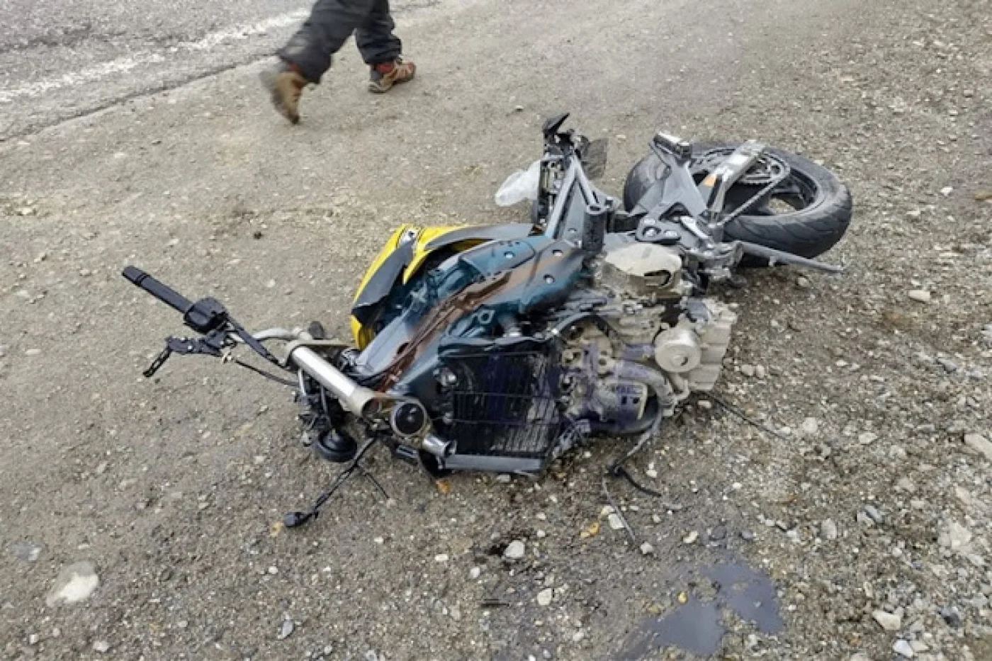 En el incidente murió el conductor de la moto.