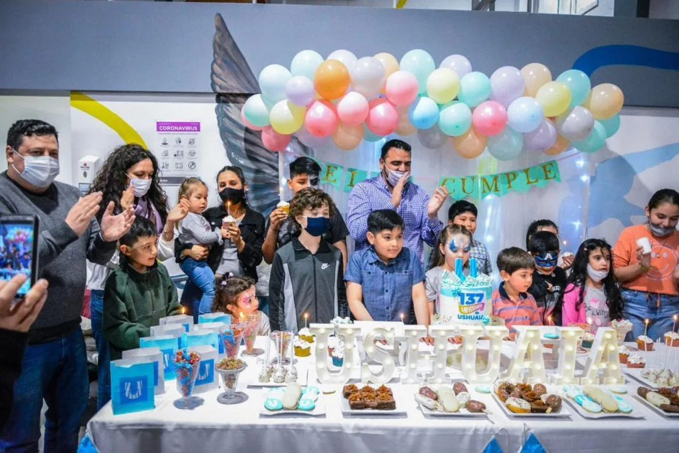 El intendente Walter Vuoto agasajó a las niñas y niños nacidos en Ushuaia los días 12 de octubre, aniversario de la ciudad.