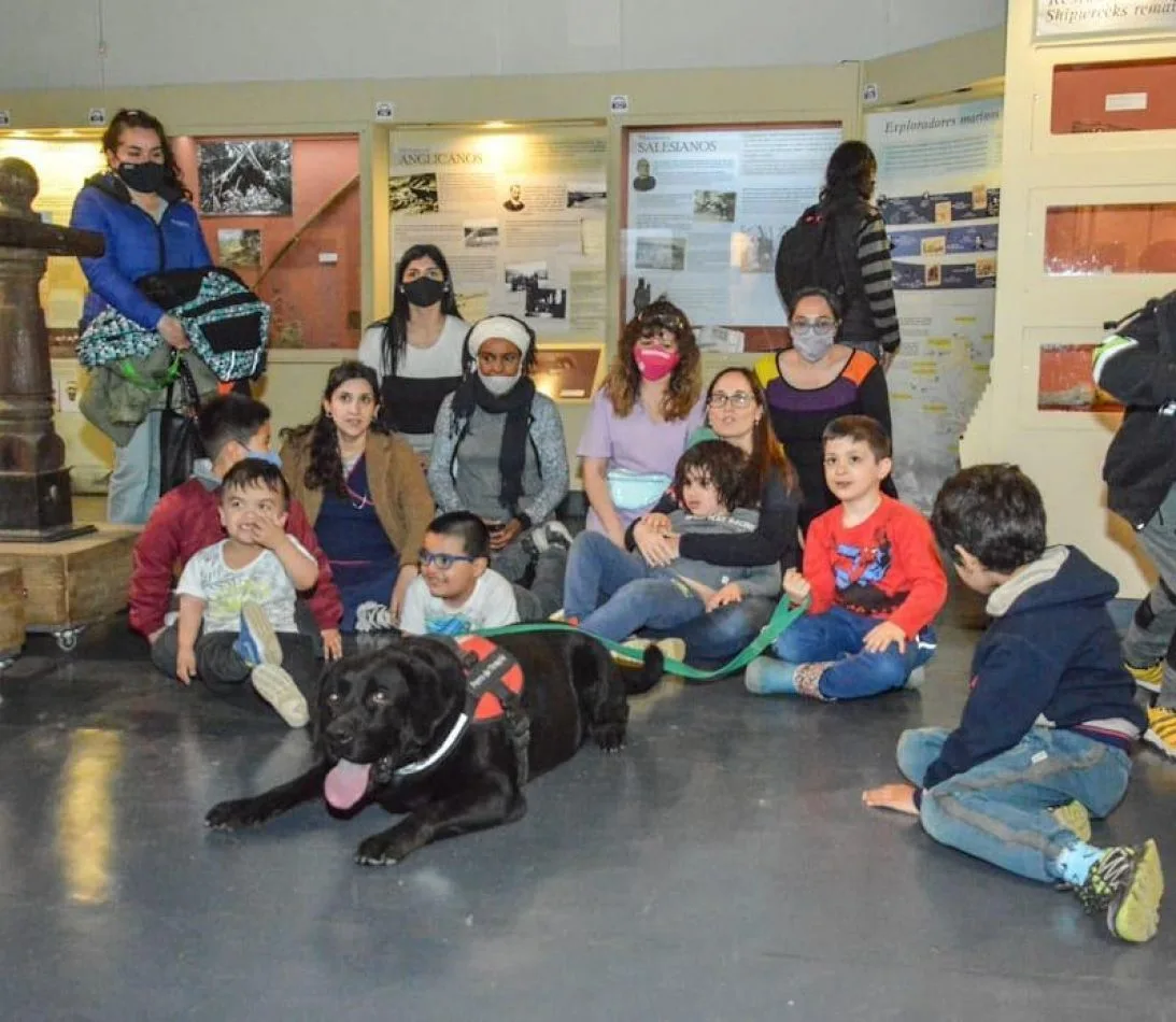 Niños de la Terapia Asistida con perros visitaron el Museo del Fin del Mundo