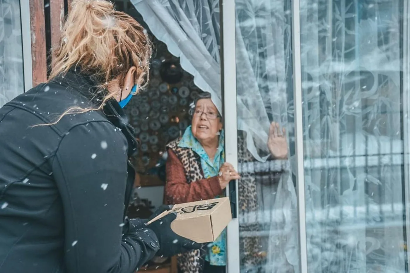 Municipio de Ushuaia entregó presentes a antiguos pobladores en sus domicilios