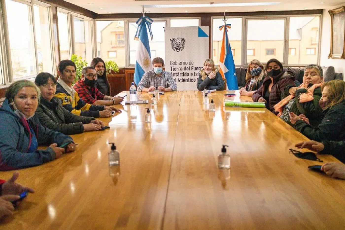 El Gobernador Gustavo Melella se reunió en Casa de Gobierno con integrantes de la asociación “Vecinos Autoconvocados IPV”.
