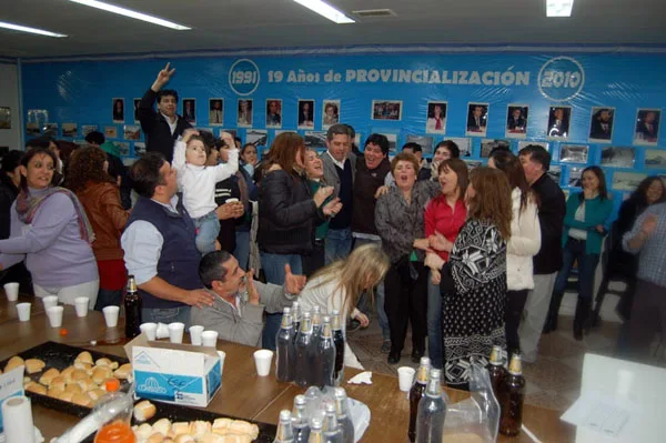 Damian Loffler festeja junto a los seguidores del MPF.