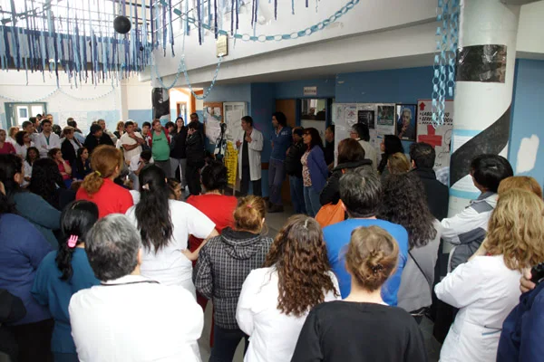 Los trabajadores del nosocomio, durante la asamblea definitoria.