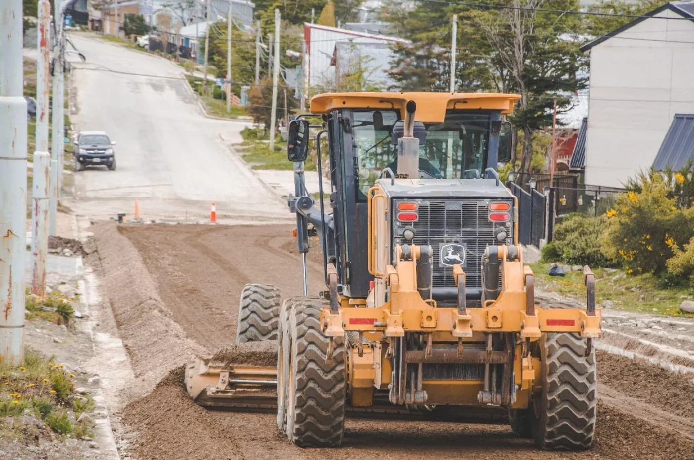 En el barrio Alakalufes II continúan los trabajos para la pavimentación de la calle Tucumán.