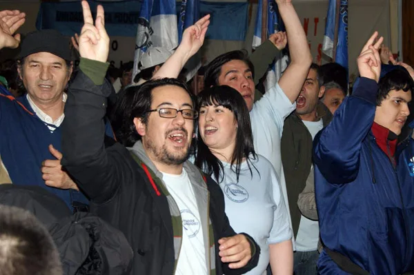 Héctor Garay canta la Marcha Peronista durante el acto oficial por el Día de la Lealtad.