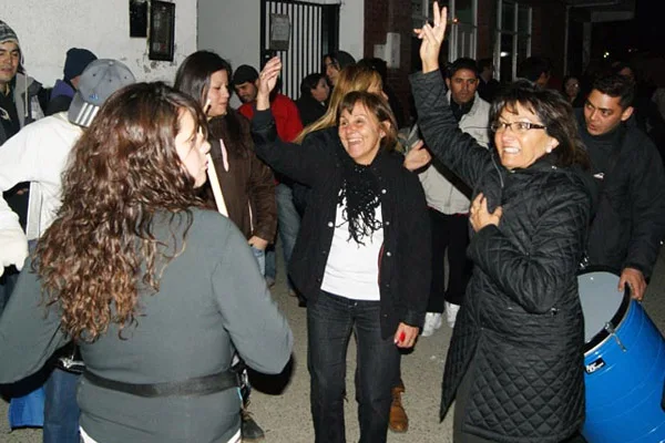 Susana Siracusa festeja en el acceso al Club Sportivo. A su lado, celebra Mabel Caparros.