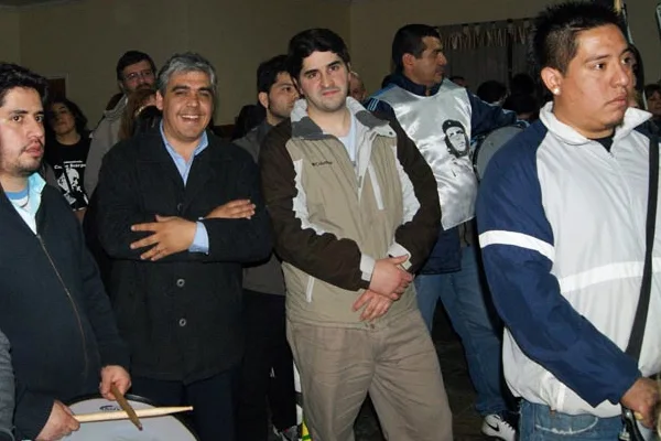 Alejandro Deanes se rie, rodeado de militantes de la Unidad Básica Unidad Peronista.
