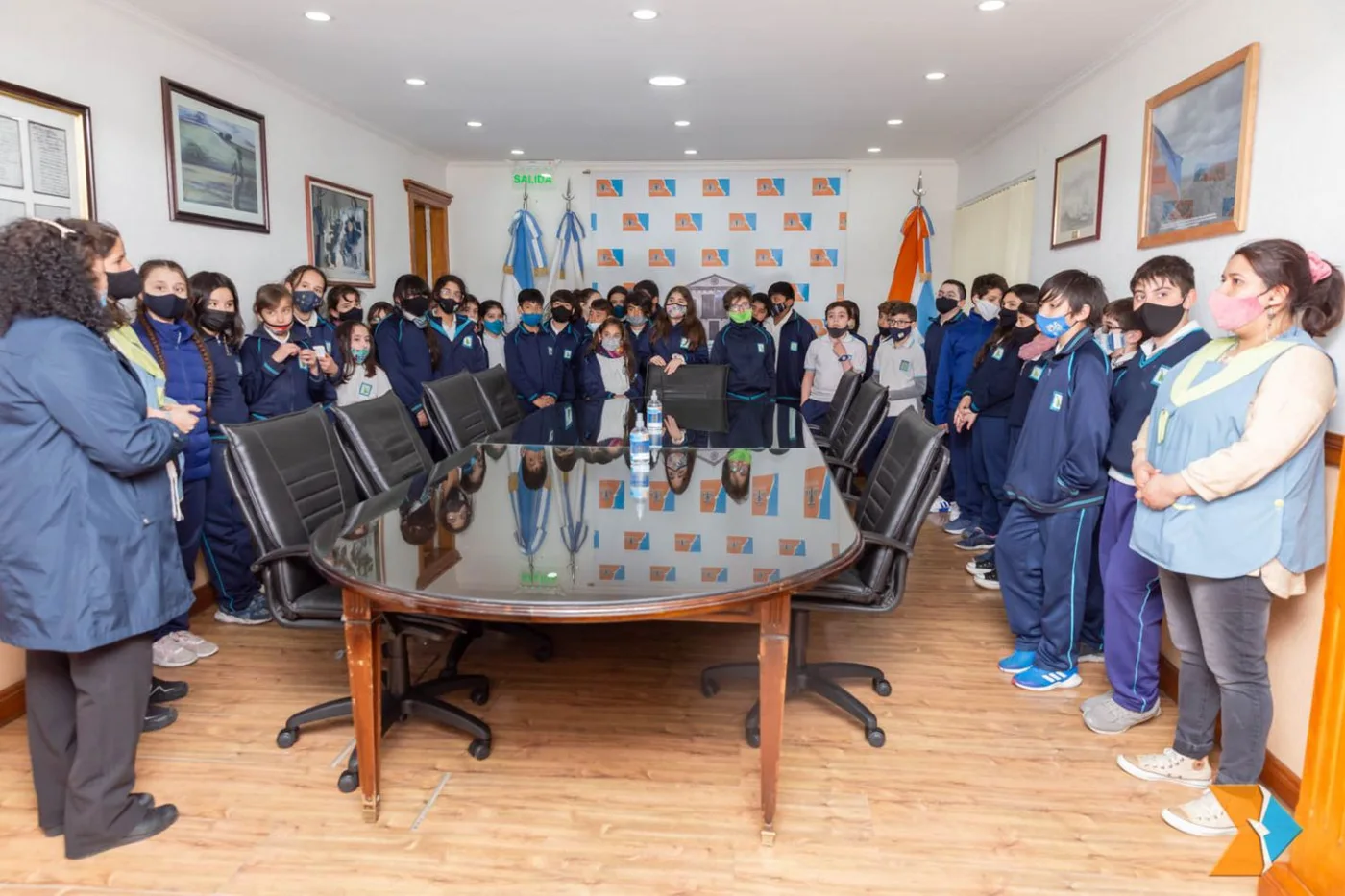 Autoridades legislativas, recibieron hoy una delegación de alumnos  de 5 año del colegio Cono Sur.