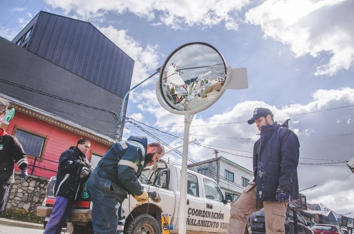 Se lleva adelante la colocación de espejos parabólicos de seguridad en la vía pública