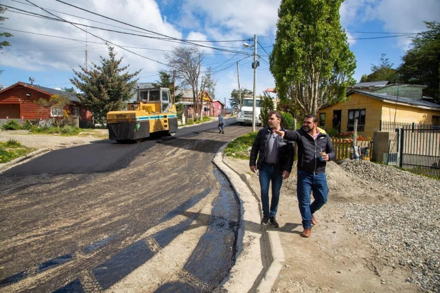 Vuoto recorrió las obras de asfalto en la calle Calafate