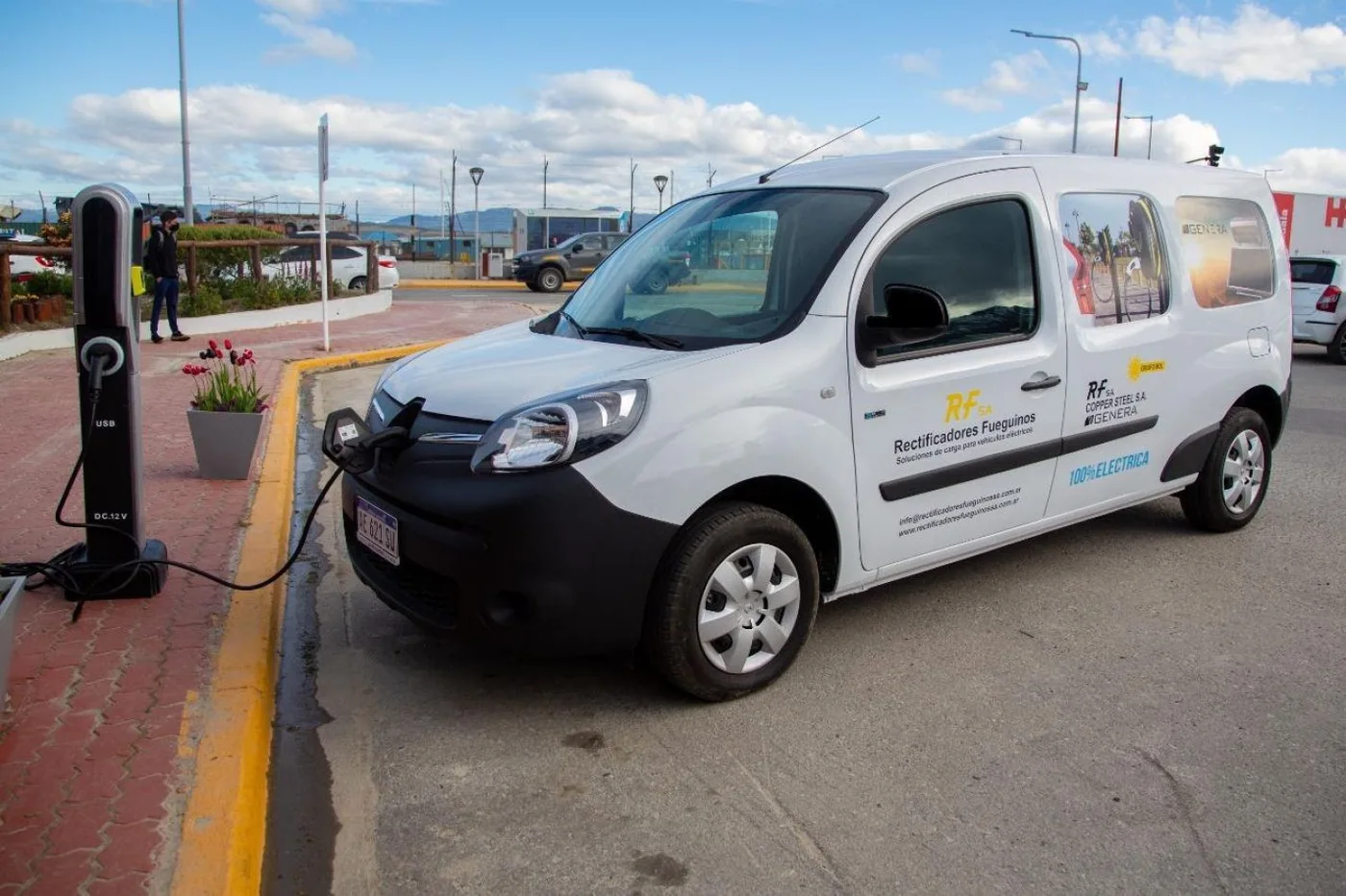 Se inauguró el primer cargador de energía para autos eléctricos de Ushuaia