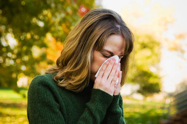 La congestión y secreción nasal es síntoma de rinitis alérgica.