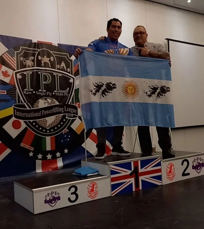 Emilio Mansilla, quien vuelve a reinar a nivel ecuménico, al consagrarse en el Campeonato Mundial de Powerlifting IPL 2021.