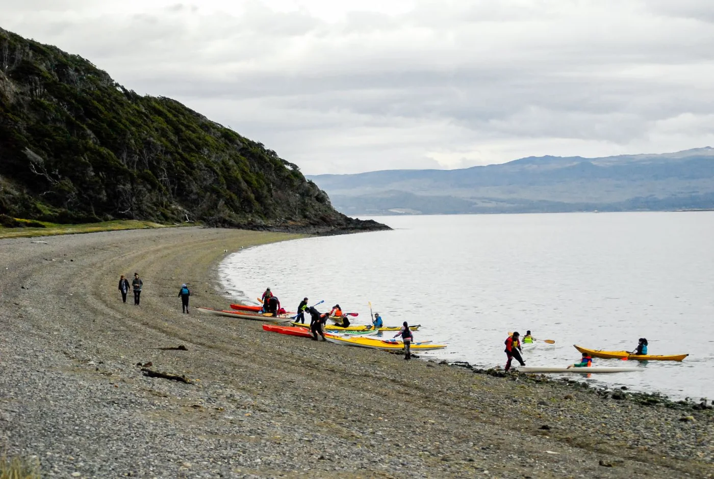 Jóvenes kayakistas partieron desde dicha institución rumbo a la zona de playa larga.