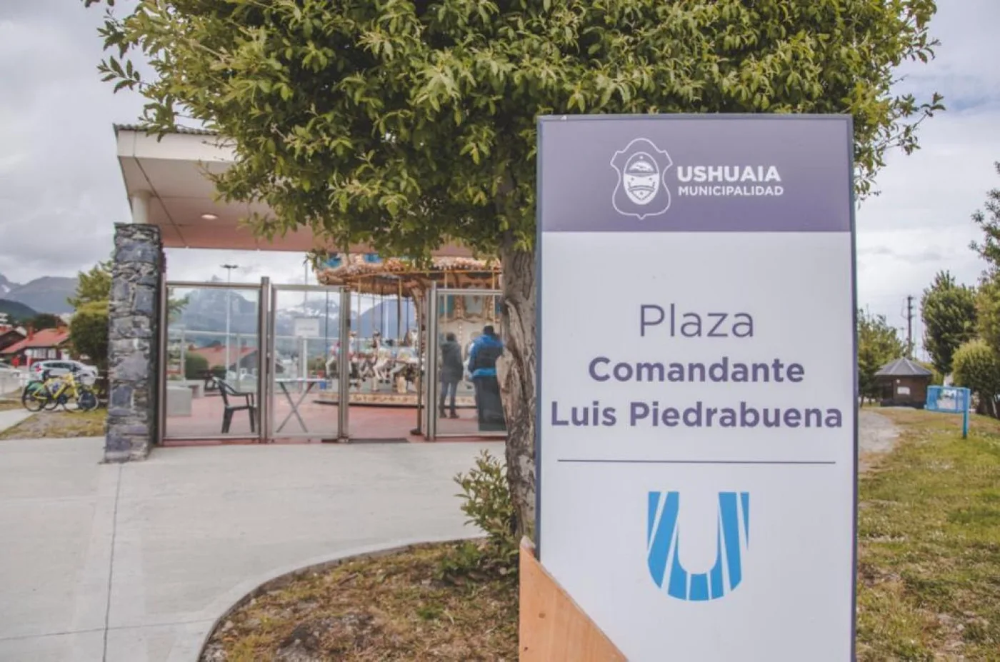 La calesita en la plaza Piedrabuena de Ushuiaa funciona de lunes a lunes