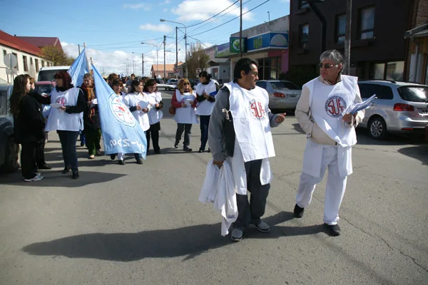 Villarroel camina junto a sus compañeros del Sindicato Unificado de Enfermeros Fueguinos.