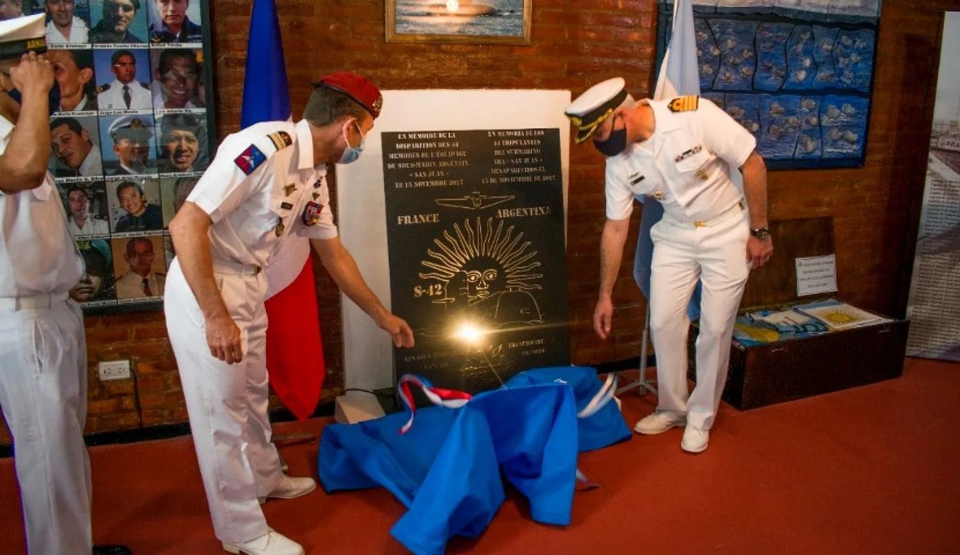 Submarinistas franceses donaron una placa en memoria de los tripulantes del ARA “San Juan”