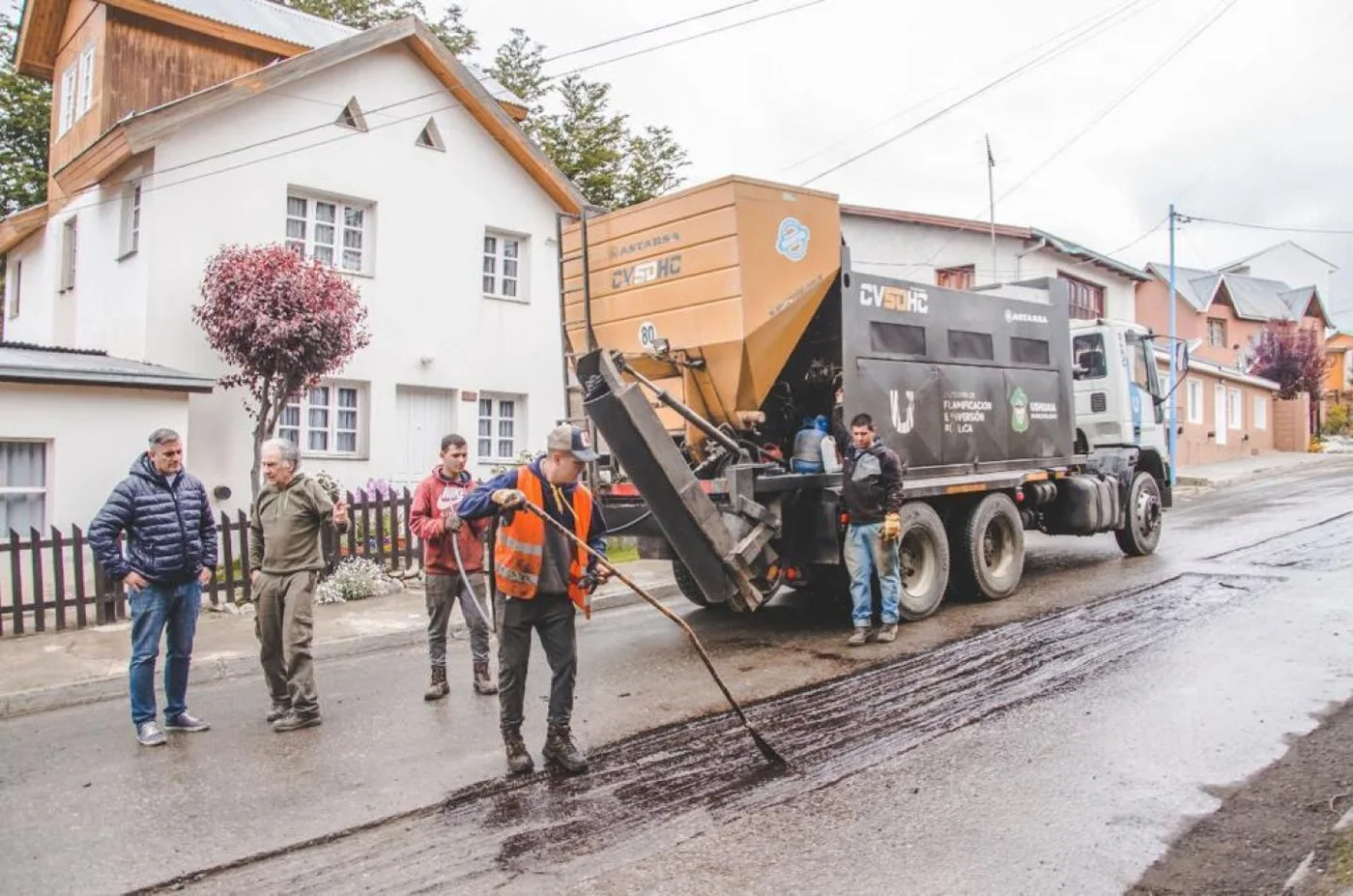 Municipio de Ushuaia realizó trabajos de bacheo y repavimentación en la calle Gobernador Valdez
