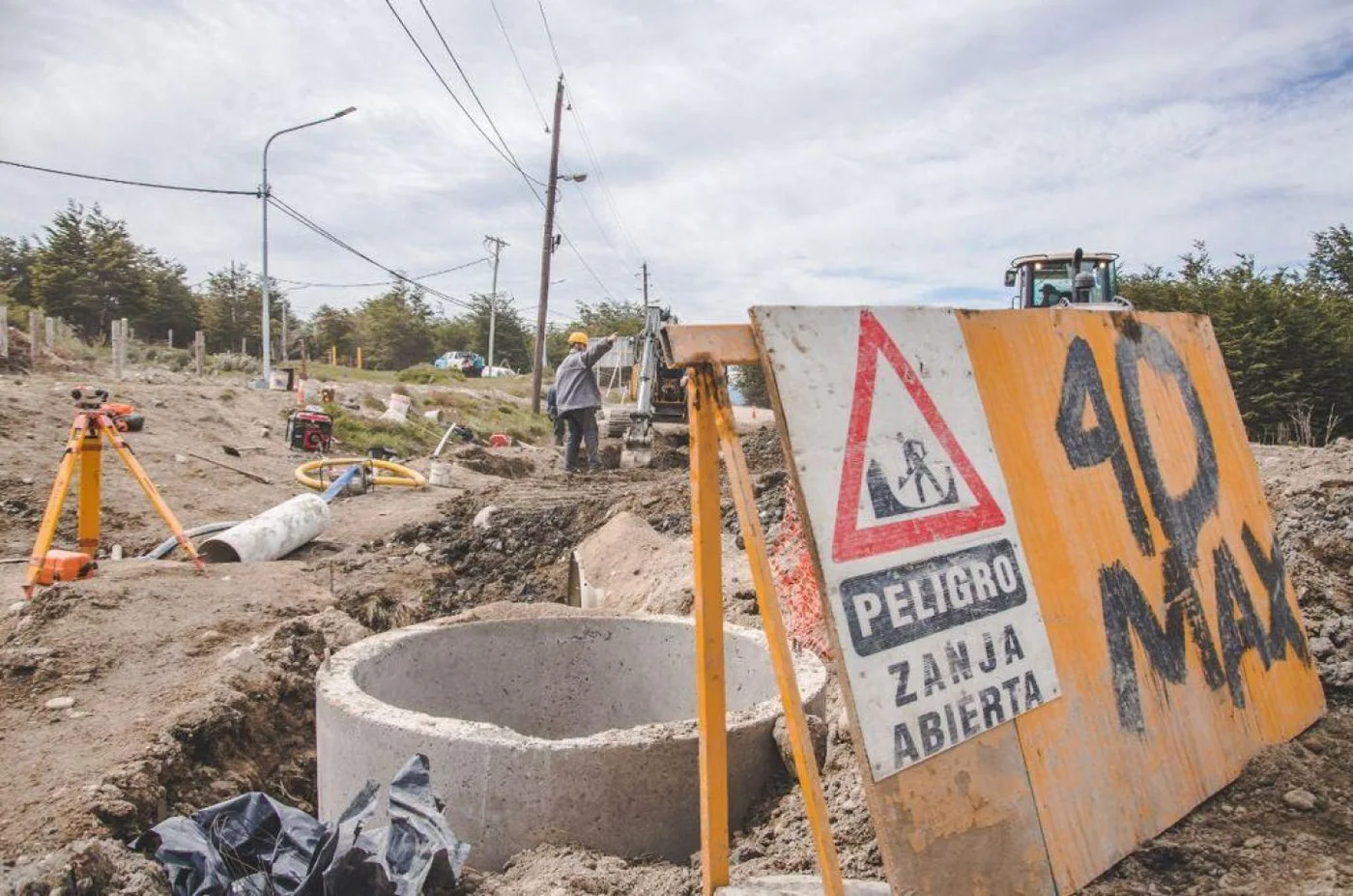 Continúan la construcción del colector cloacal en la urbanización San Martin