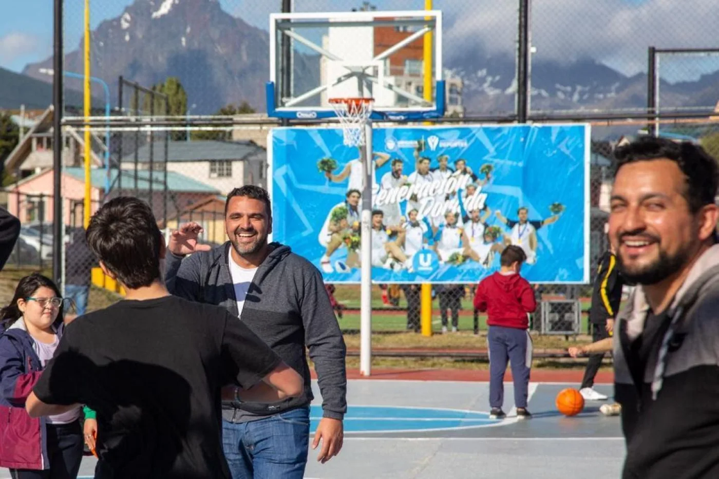 El intendente de Ushuaia Walter Vuoto junto al Gabinete municipal reinauguró formalmente el parque recreativo Hernán Schulz, junto a la familia.