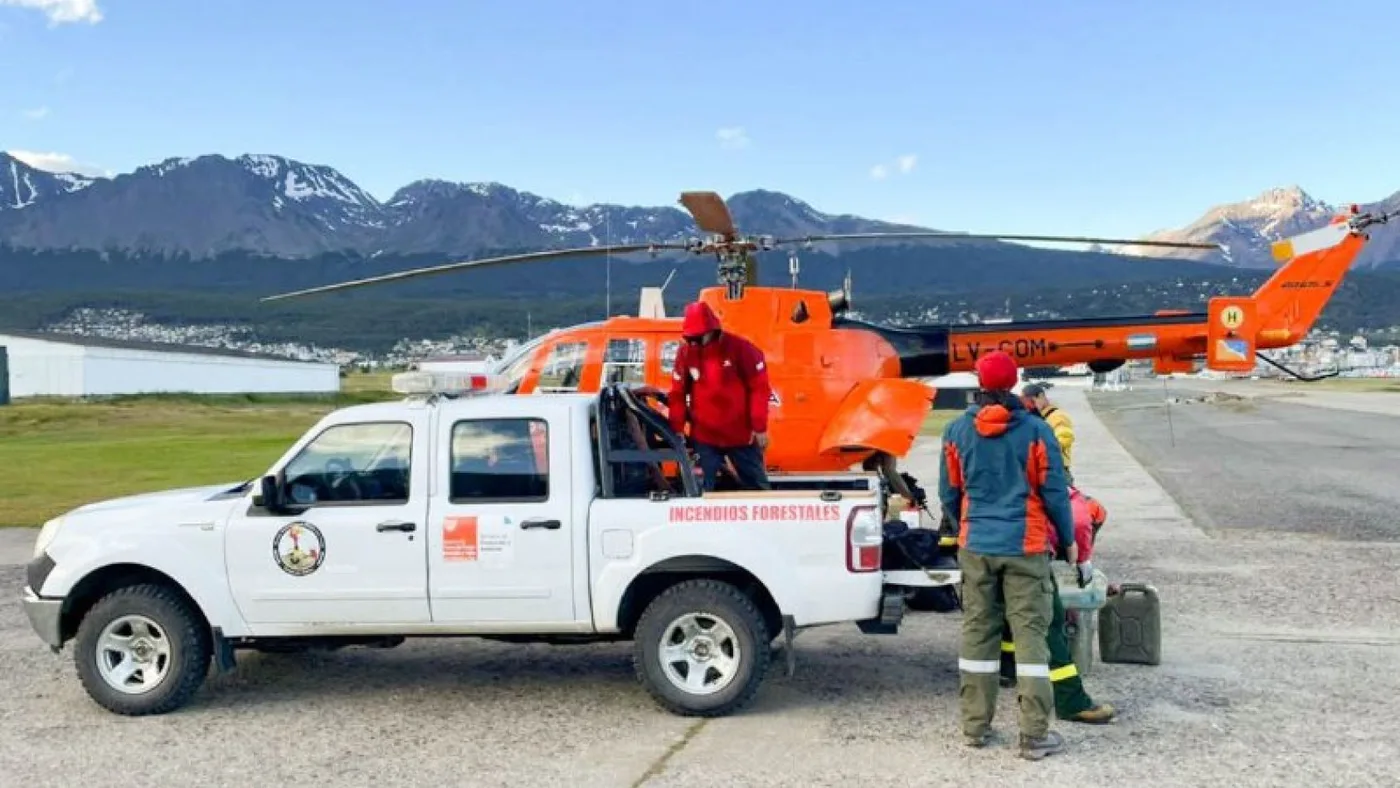 Brigadistas trabajan en el incendio forestal en Estancia "La Fueguina" para mitigar el fuego