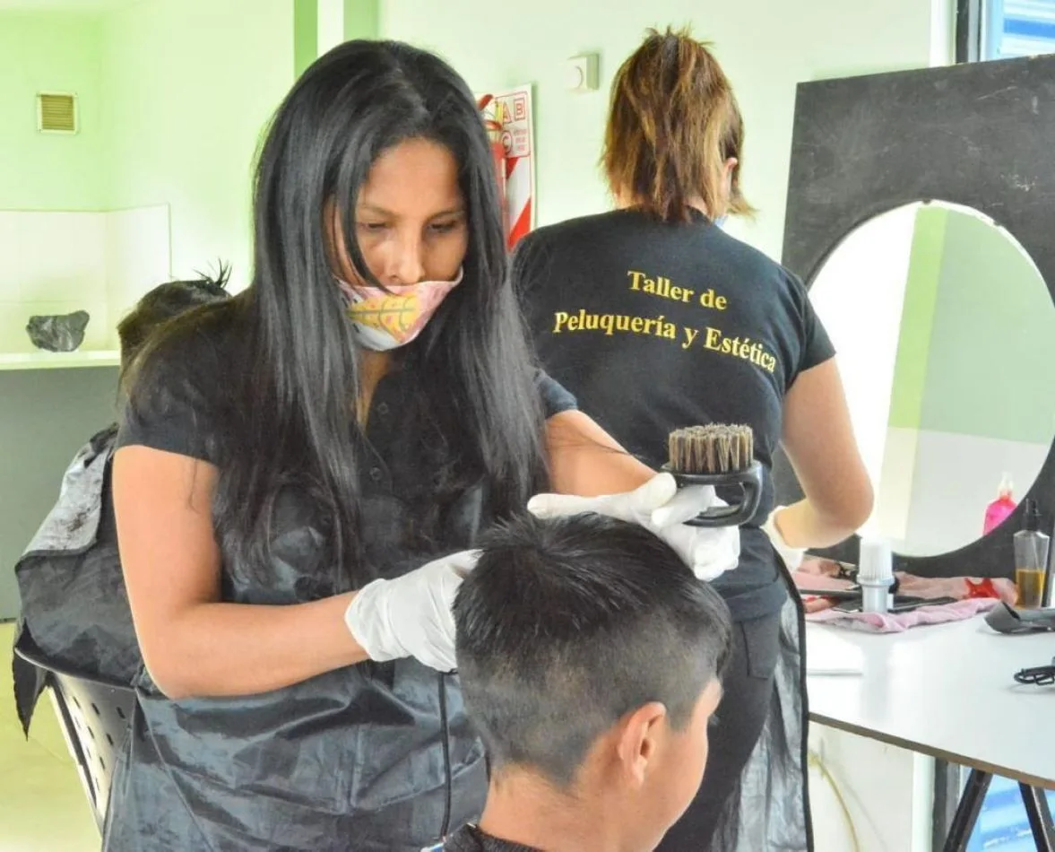 La Municipalidad de Ushuaia llevó adelante en la SUM del KyD la primera maratón solidaria ‘Corte de Pelo para la Familias’ en el Sum KyD,