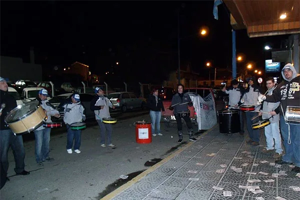 Los trabajadores protestando en el acceso de un conocido hotel ubicado en la calle Deloqui.
