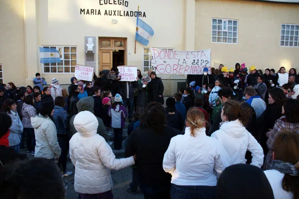 La marcha culminó en la puerta de acceso al establecimiento educativo.