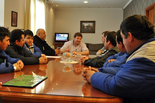 Autoridades de SMATA y delegados de Autosur junto al intendente Gustavo Melella.