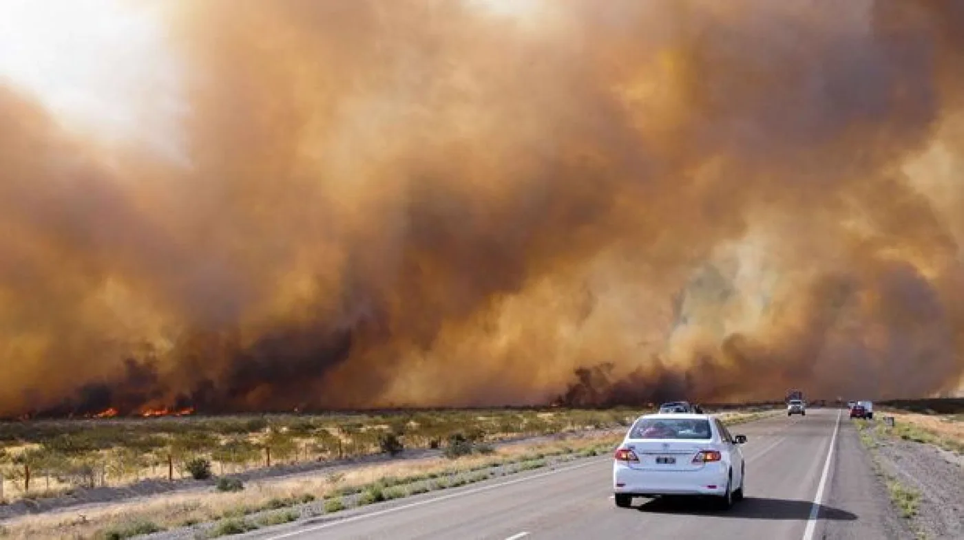 Incendio en Puerto Madryn de 2km de frente pone en riesgo líneas de alta tensión de TRANSPA