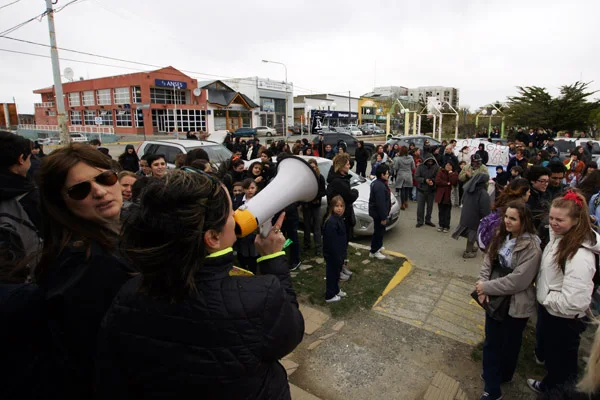 La comunidad educativa del María Auxiliadora, al momento de protestar en el Concejo Deliberante.